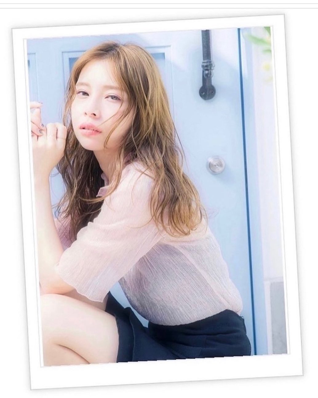 ランダムパーマをかけてラグジュアリーな雰囲気に仕上げたボリューミーなロングスタイル。ペールカラーで仕上げて誰もが振り向くイイ女風に！