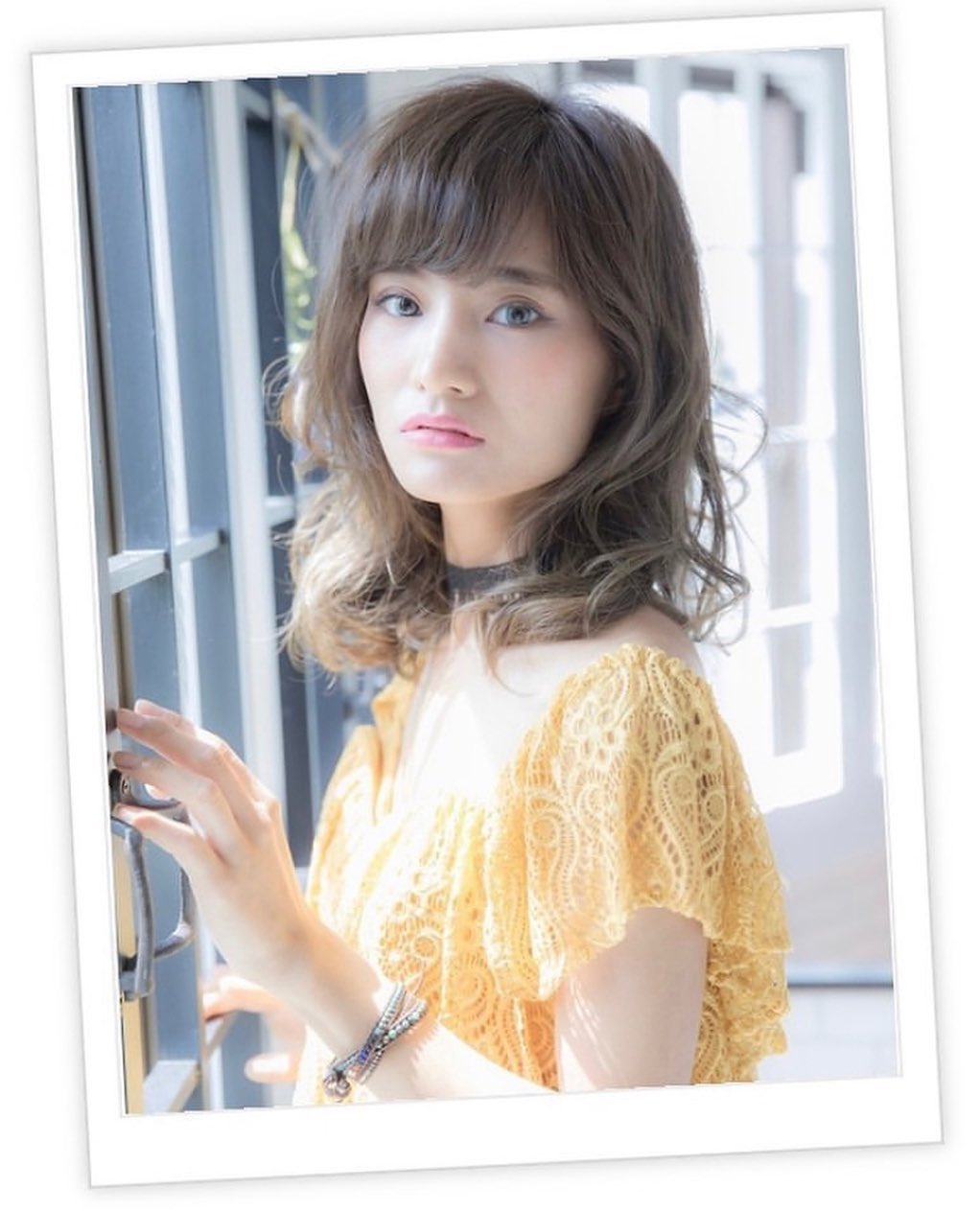 オン眉で目元を強調して小顔に見せエアリ-な無造作カールで優しい雰囲気を!旬なミルクティブラウンでエレガントさをプラスしたクラシカルなセミディスタイル