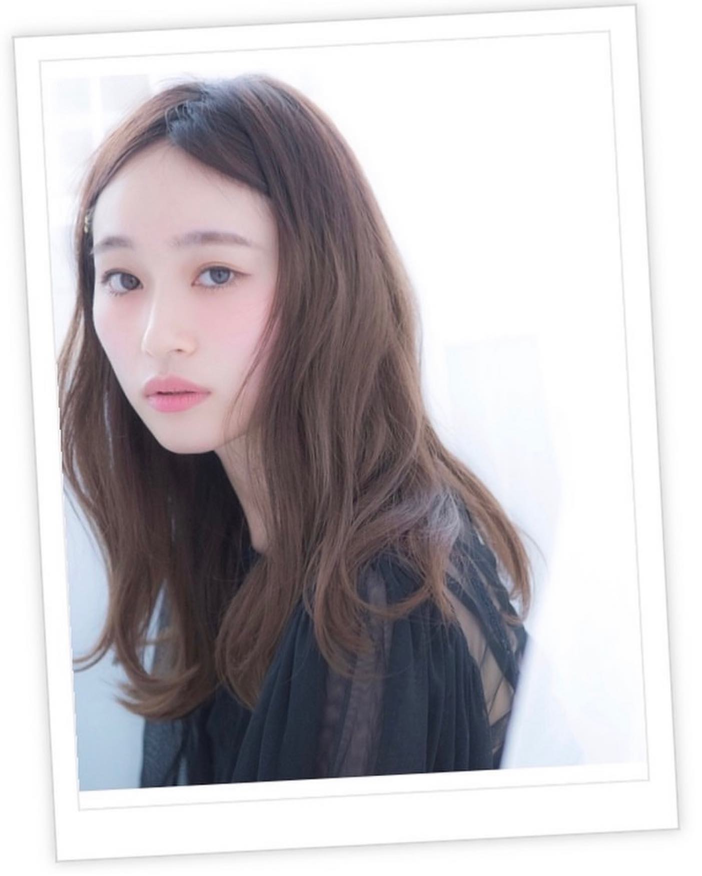 ゆるめのニュアンスパーマで作りすぎない柔らかい質感にすることで大人フレンチガーリースタイルの完成！センターパートで小顔効果も♪