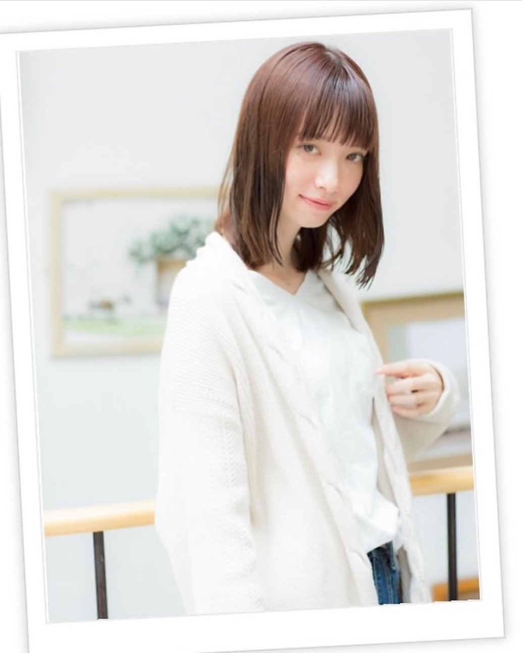 暖色系カラーで、落ち着いた雰囲気を出すワンカール大人ボブ。前下がりフォルム、オン眉バングで小顔対策も♪