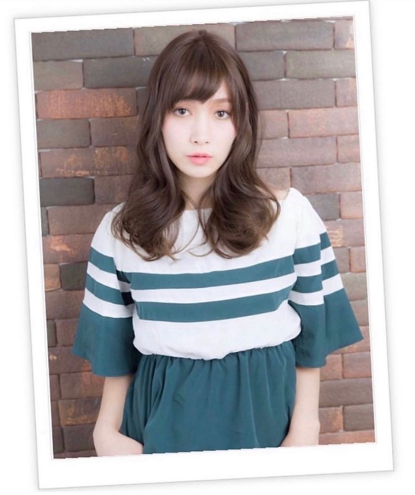 厚めバングとカールの重めスタイル。ゆるふわウェーブが可愛いフレンチガーリー♪くせ毛風カールにハイライトカラーで外国セレブのようにするのもトレンド