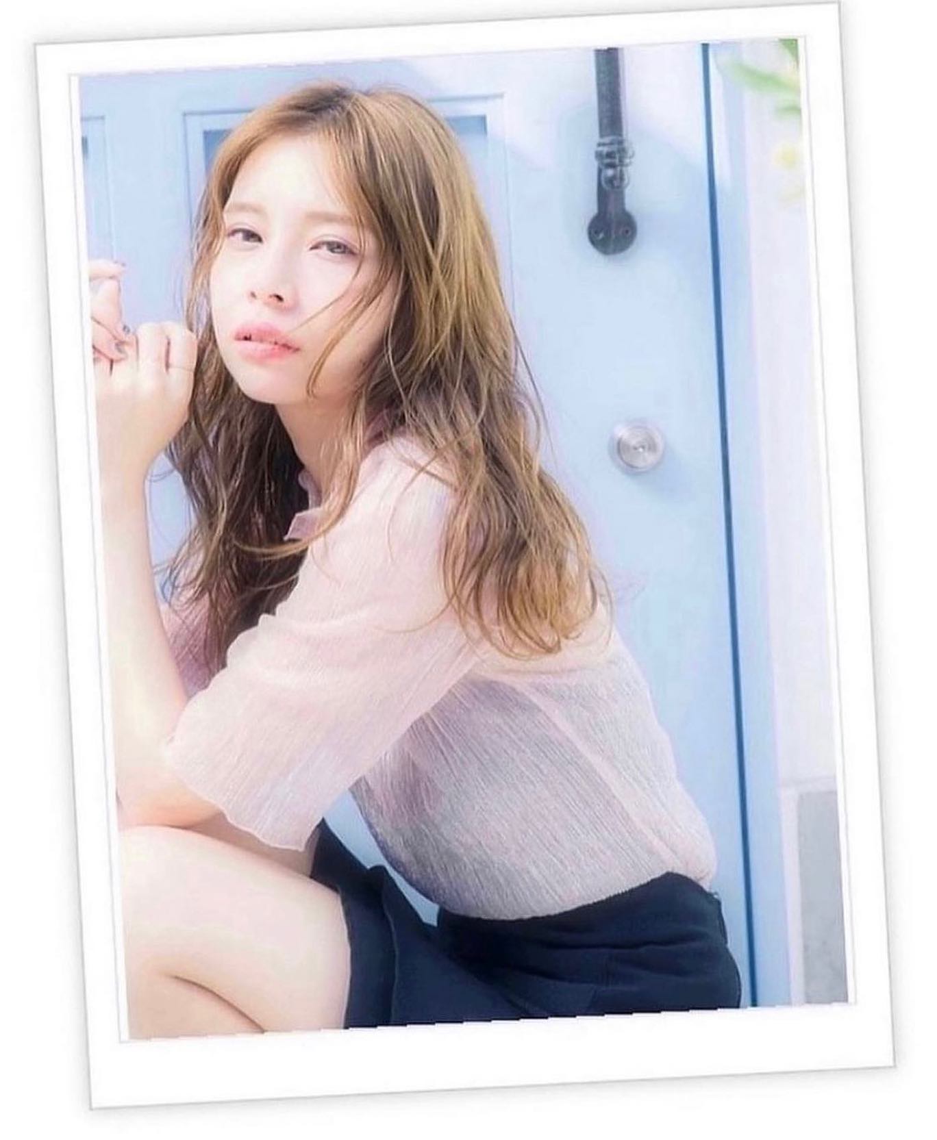 ランダムパーマをかけてラグジュアリーな雰囲気に仕上げたボリューミーなロングスタイル。ペールカラーで仕上げて誰もが振り向くイイ女風に！