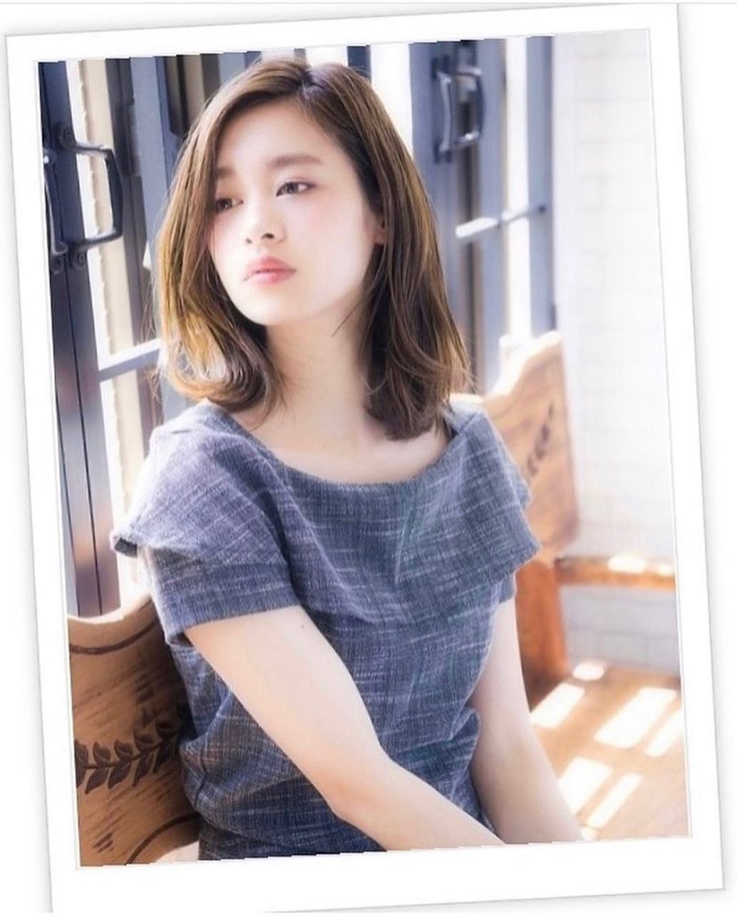 ふわミディとくびれミディが共存する大人フェミニンなセミディスタイル。かきあげバングとニュアンスカラー、外ハネのバランスが上品な大人っぽさも演出♪