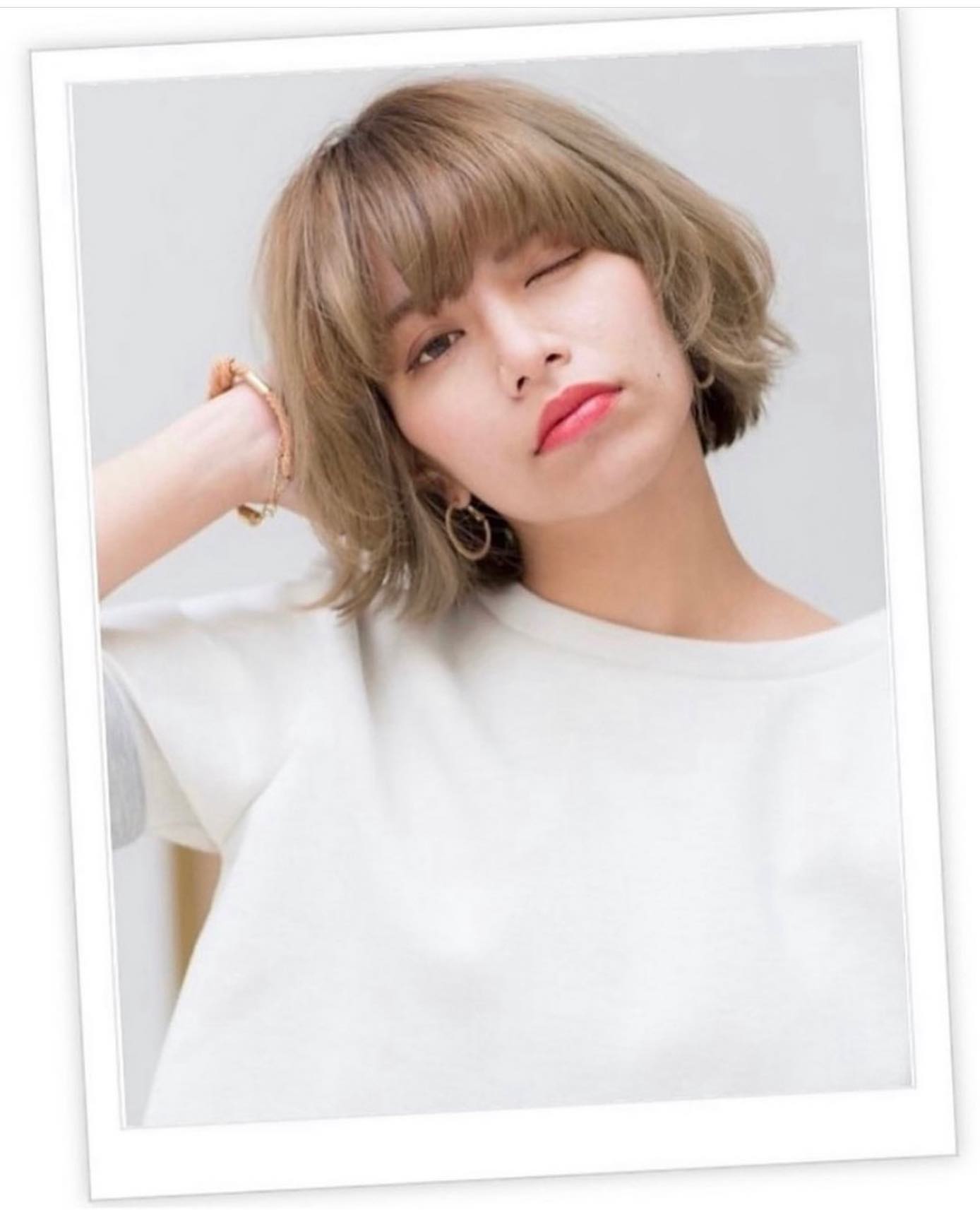 重めのベースに表面と顔周りへ動きを出し、パールベージュで爽やかな印象に。ベビーバングが大人可愛いガーリースタイル。