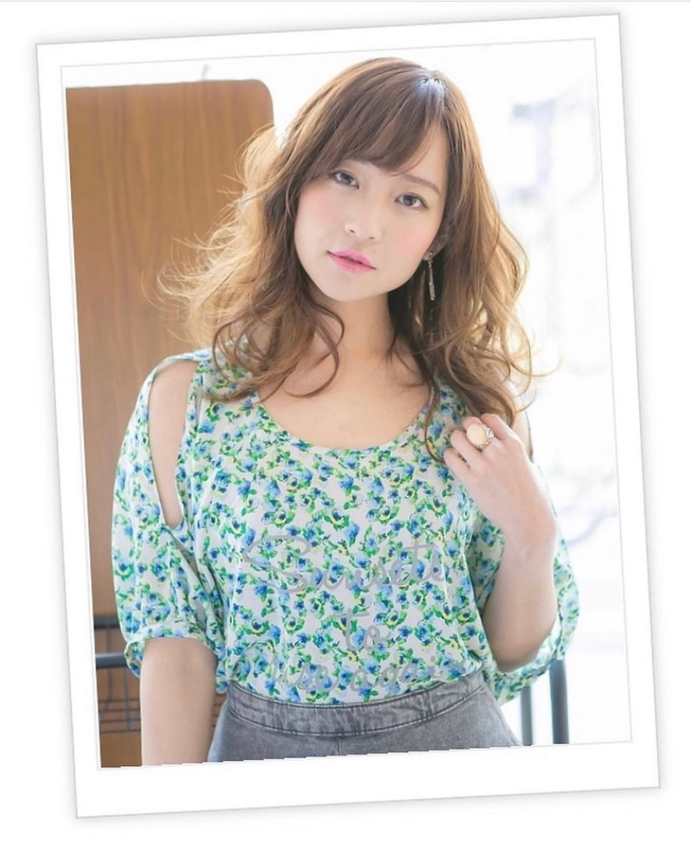 リラクシーな抜け感漂う韓国風のエギョモリ。くせ毛風のゆるやかな縦ラインで小顔に♪カラーはペールカラーが旬。