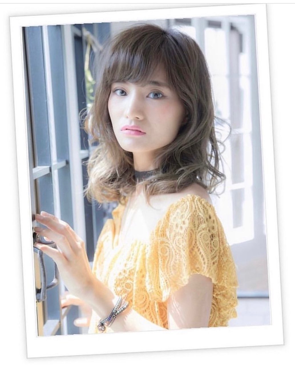 オン眉で目元を強調して小顔に見せエアリ-な無造作カールで優しい雰囲気を!旬なミルクティブラウンでエレガントさをプラスしたクラシカルなセミディスタイル