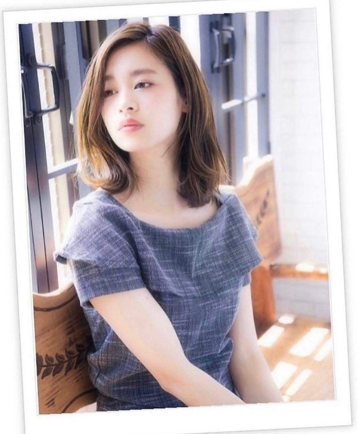 ふわミディとくびれミディが共存する大人フェミニンなセミディスタイル。かきあげバングとニュアンスカラー、外ハネのバランスが上品な大人っぽさも演出♪