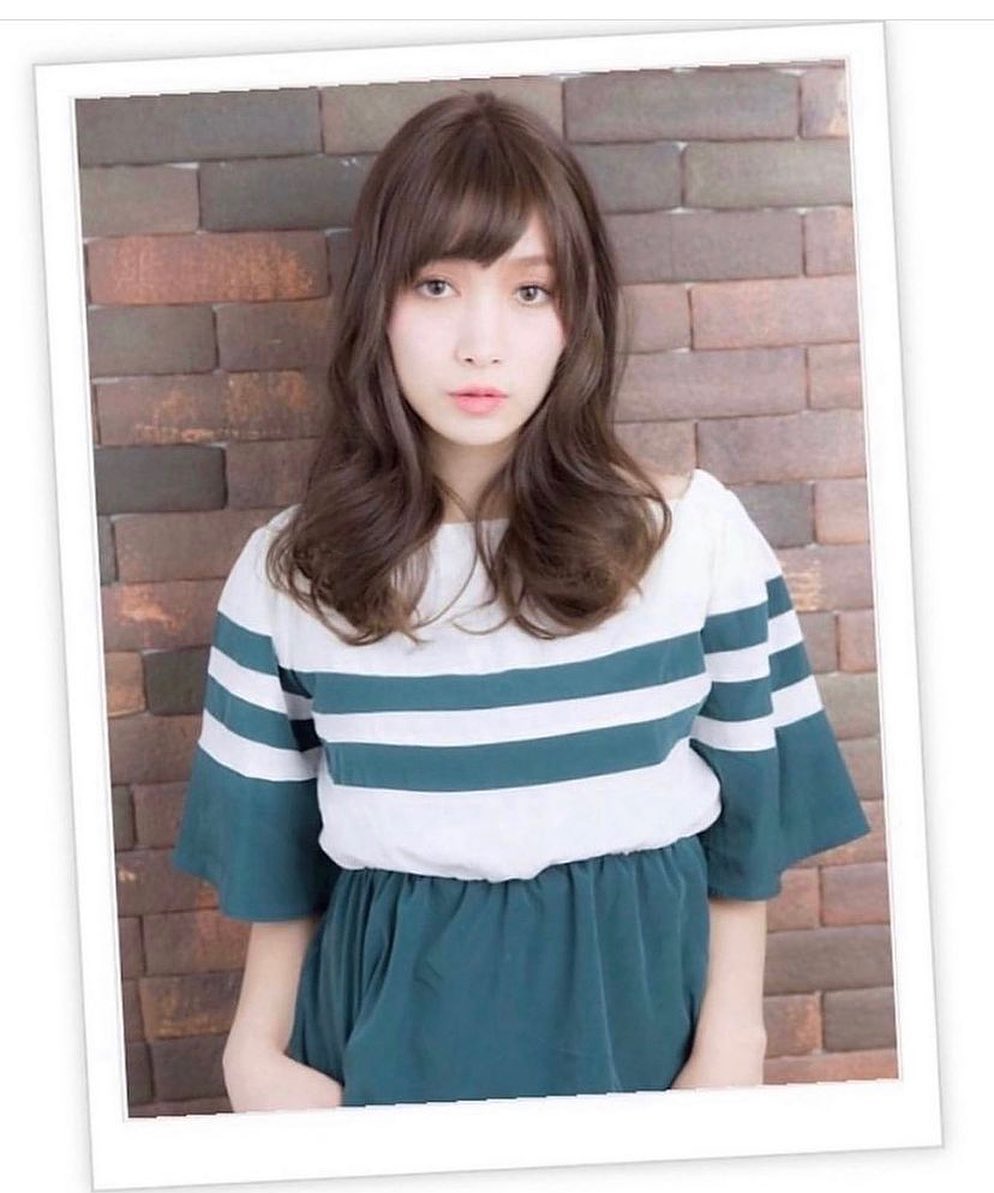 厚めバングとカールの重めスタイル。ゆるふわウェーブが可愛いフレンチガーリー♪くせ毛風カールにハイライトカラーで外国セレブのようにするのもトレンド