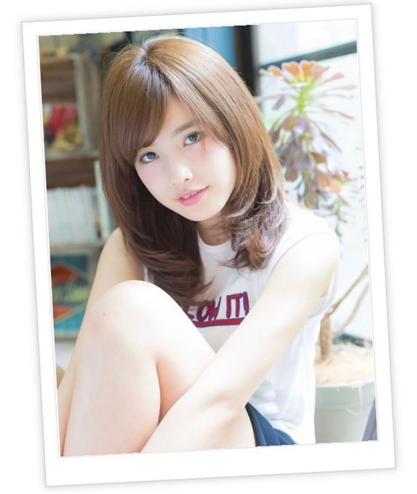 モテ髪No. 1のこのスタイルはナチュラルに内に入るワンカ-ルと根元のストレ-トで忙しい朝も簡単にスタイリングOK。斜めバングや厚めバングで小顔に見せて♪