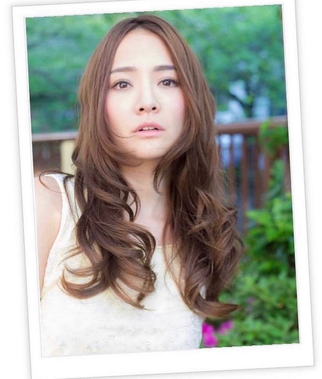 ラフな無造作感が柔らかさを演出したエレガントでグラマラスな大人可愛いスタイル!センタ-パ-トで小顔効果も。ミルキーベージュで優しくフェミニンな雰囲気に