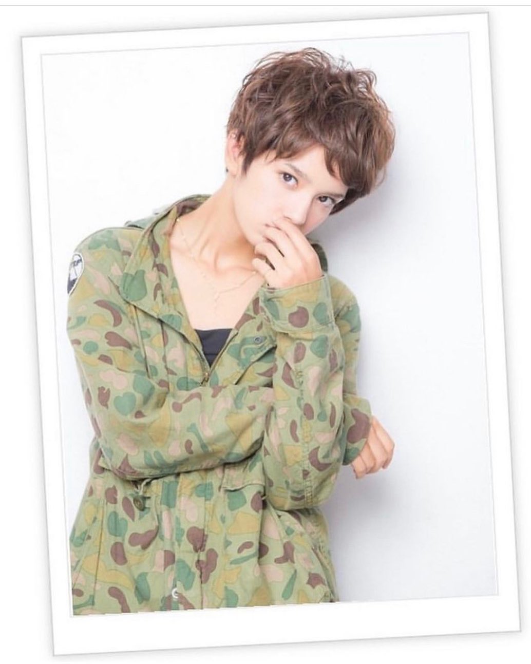 大人なカッコいい女性にぴったりなショートパーマスタイル！マッシュベースのカットでウェービ-なパーマは伸ばしかけの方にも♪旬なミルクティブラウンで