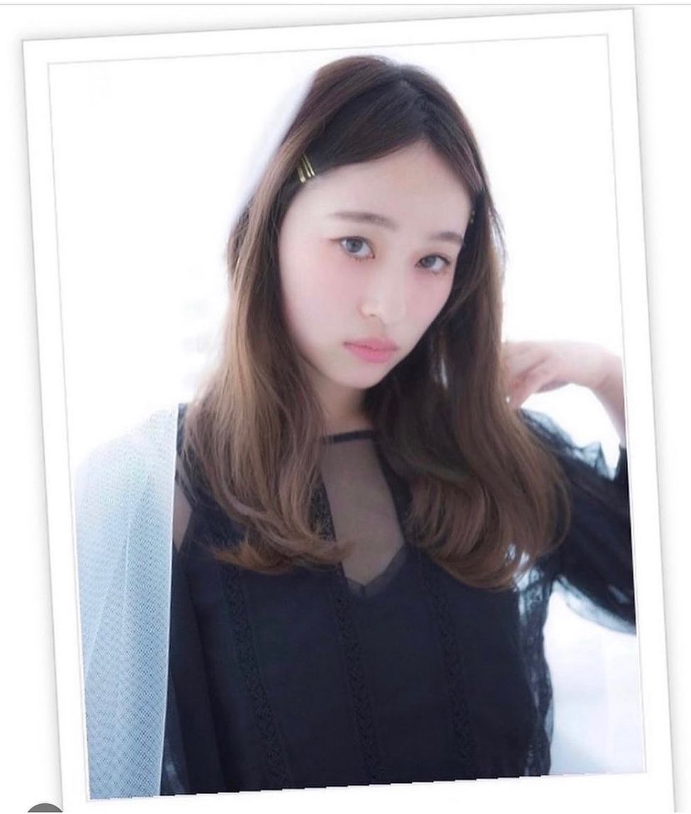 ゆるめのニュアンスパーマで作りすぎない柔らかい質感にすることで大人フレンチガーリースタイルの完成！柔らかいベージュカラーは今の季節にぴったりです！