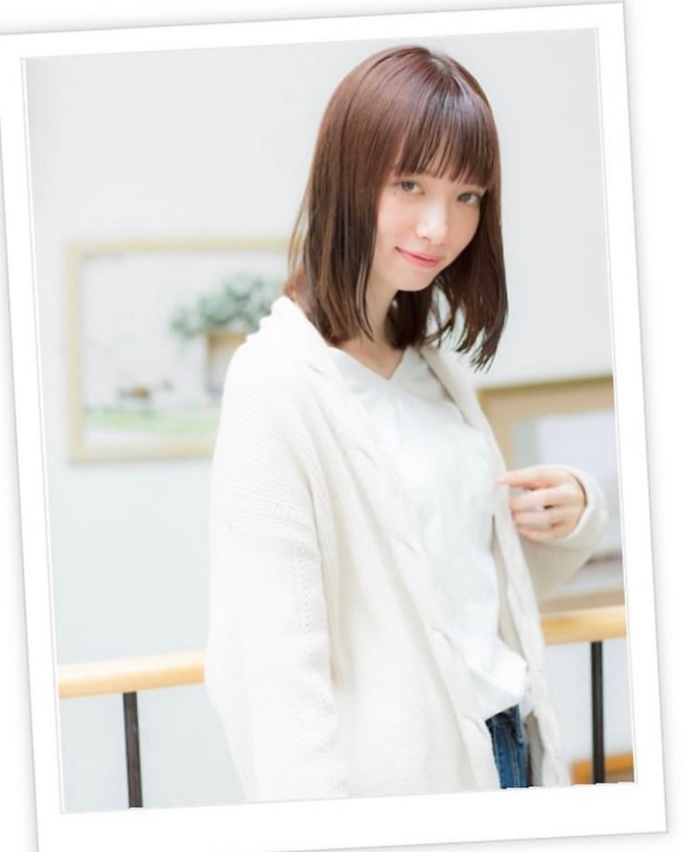 暖色系カラーで、落ち着いた雰囲気を出すワンカール大人ボブ。前下がりフォルム、オン眉バングで小顔対策も♪