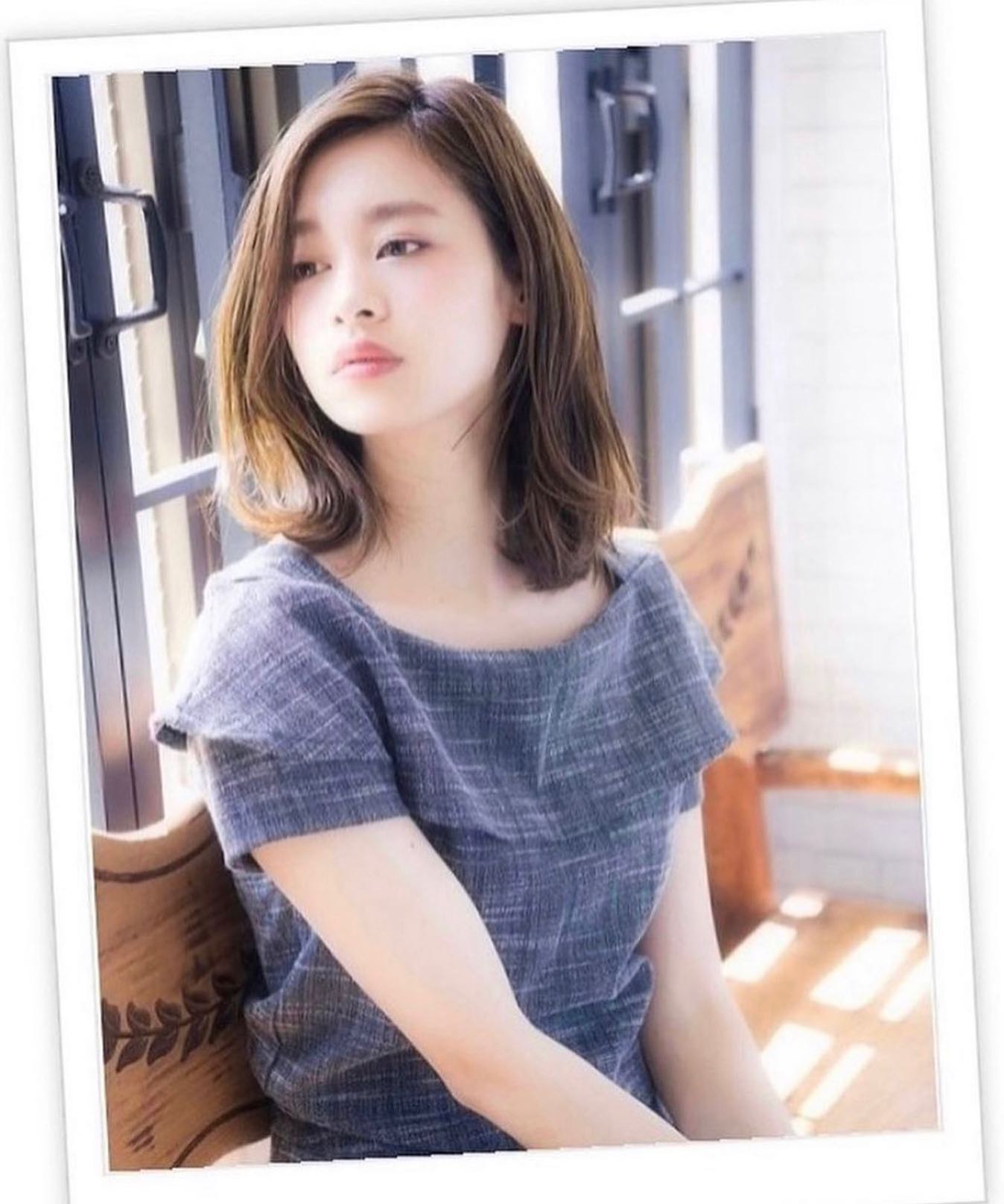 ふわミディとくびれミディが共存する大人フェミニンなセミディスタイル。かきあげバングとニュアンスカラー、外ハネのバランスが上品な大人っぽさも演出♪