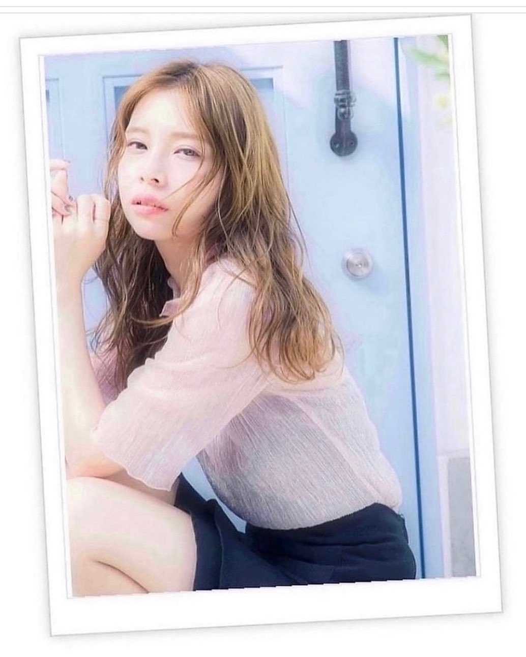 ランダムパーマをかけてラグジュアリーな雰囲気に仕上げたボリューミーなロングスタイル。ペールカラーで仕上げて誰もが振り向くイイ女風に！