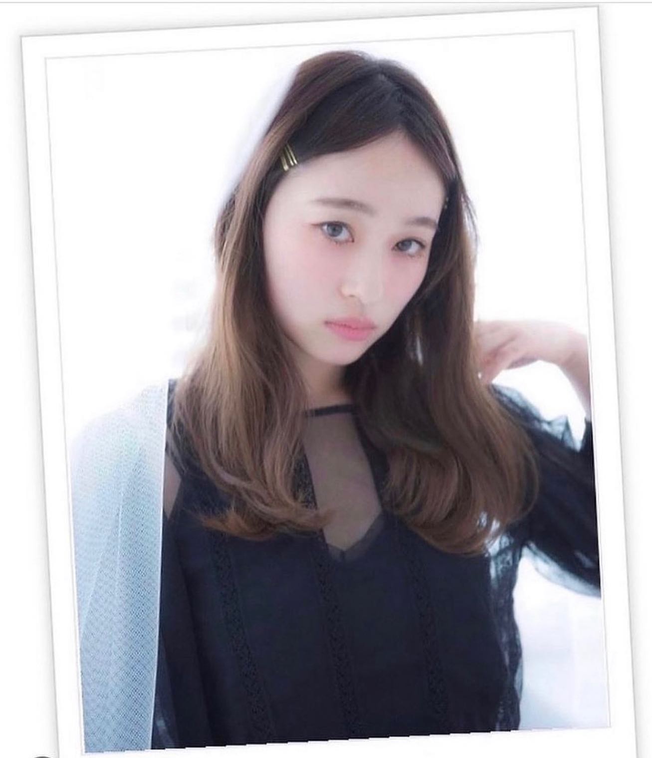 ゆるめのニュアンスパーマで作りすぎない柔らかい質感にすることで大人フレンチガーリースタイルの完成！柔らかいベージュカラーは今の季節にぴったりです！