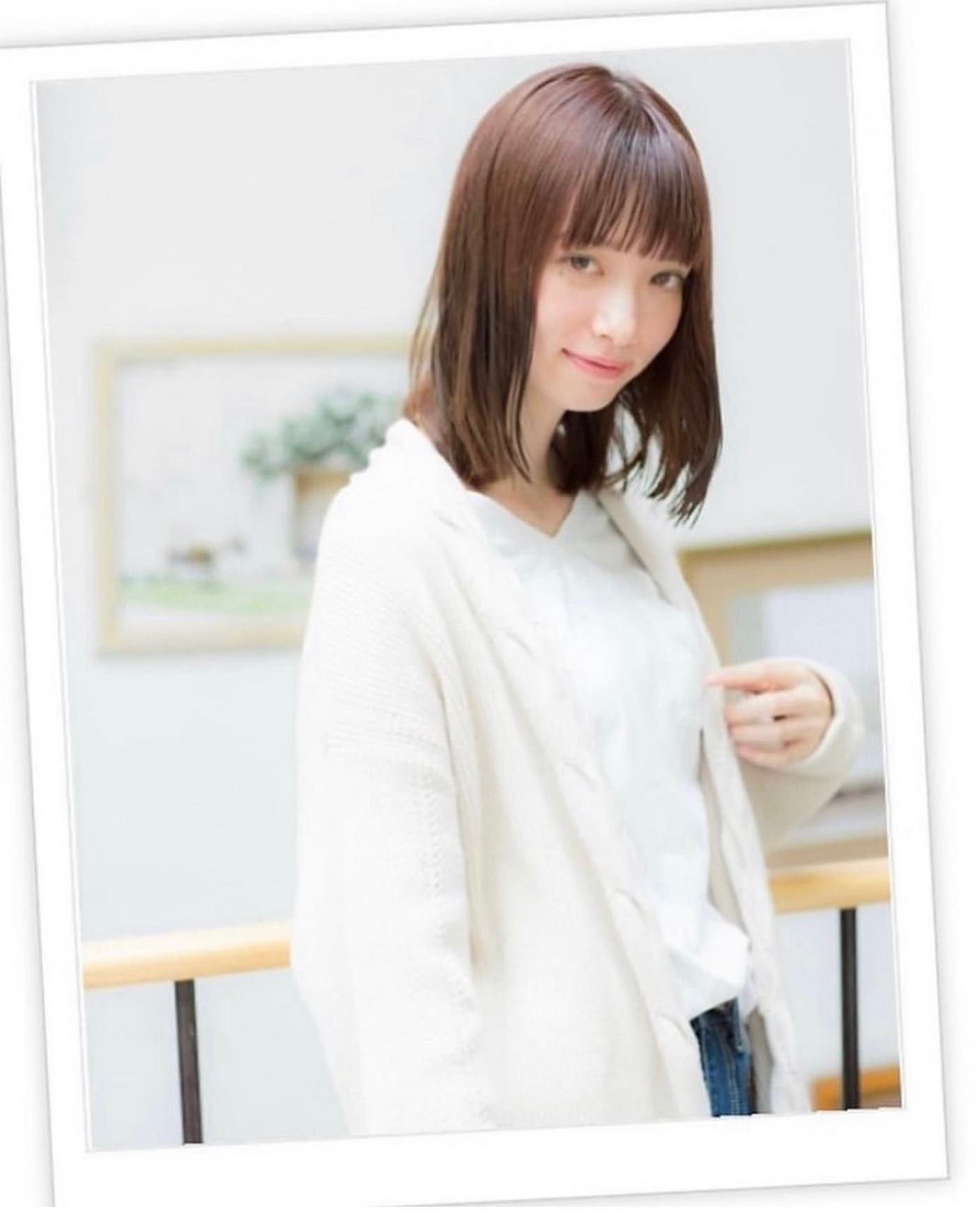 暖色系カラーで、落ち着いた雰囲気を出すワンカール大人ボブ。前下がりフォルム、オン眉バングで小顔対策も♪