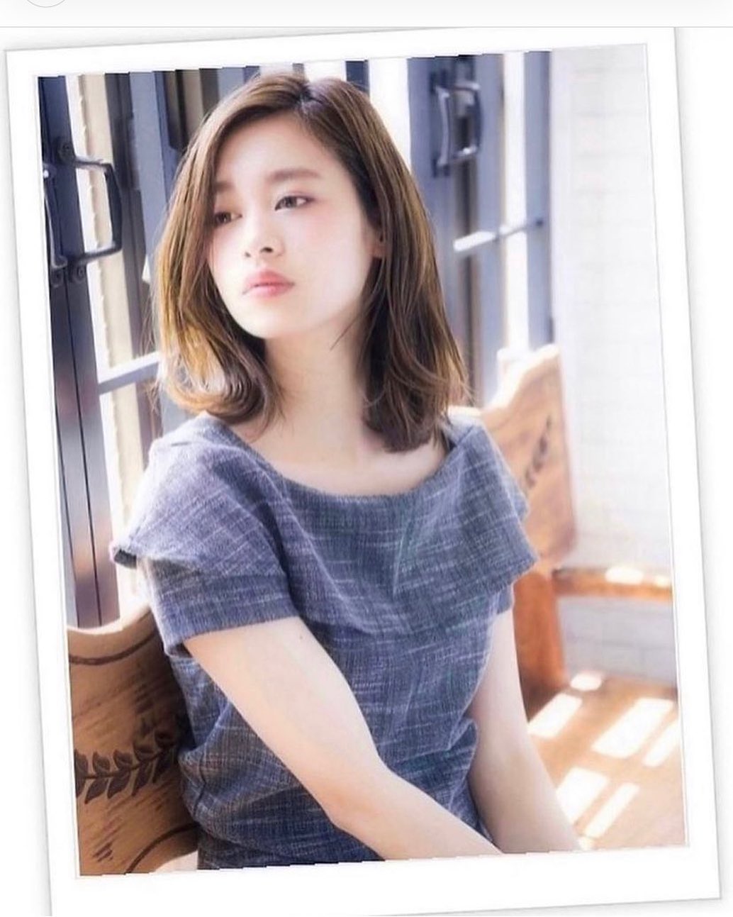 ふわミディとくびれミディが共存する大人フェミニンなセミディスタイル。かきあげバングとニュアンスカラー、外ハネのバランスが上品な大人っぽさも演出♪