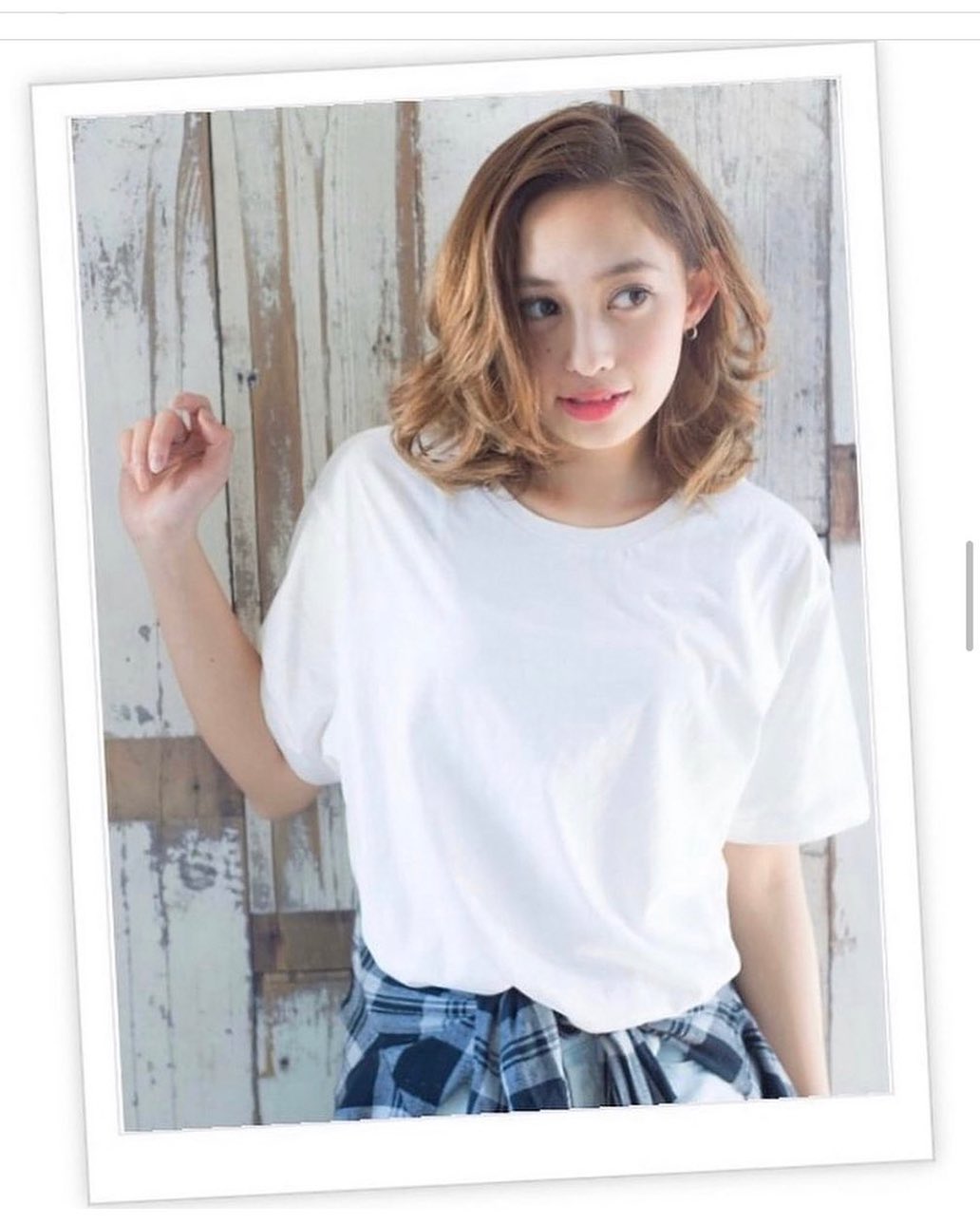 小顔効果ある前下がりボブに、ランダムパーマをかけてアンニュイミディに。旬なことりベージュでスパイスを加えてオシャレ感をプラス。耳かけもかわいい。