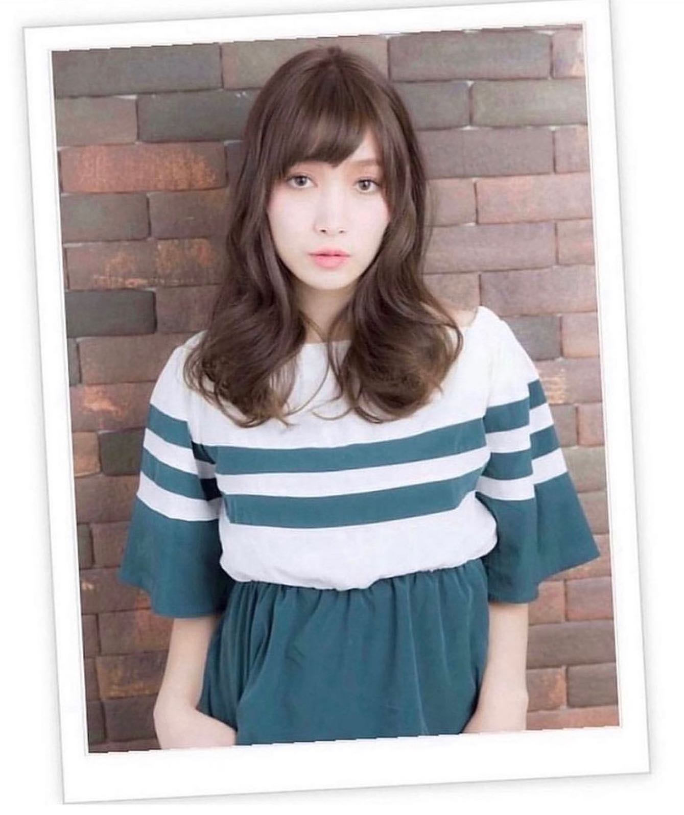 厚めバングとカールの重めスタイル。ゆるふわウェーブが可愛いフレンチガーリー♪くせ毛風カールにハイライトカラーで外国セレブのようにするのもトレンド