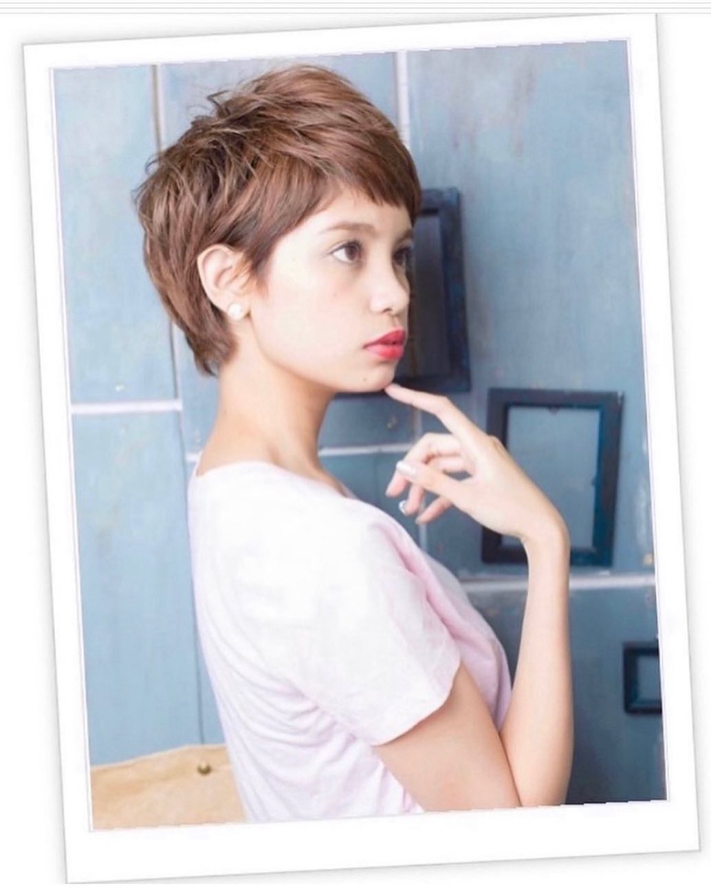 思い切って短くカジュアルモードなショートスタイルに♪光に透けたピンクカラーとショートバングが印象的。直毛の方はくせ毛風のパーマでカールをつけて！