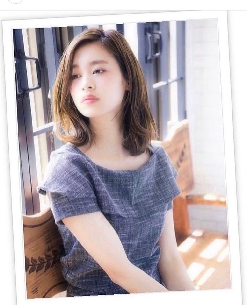 ふわミディとくびれミディが共存する大人フェミニンなセミディスタイル。かきあげバングとニュアンスカラー、外ハネのバランスが上品な大人っぽさも演出♪