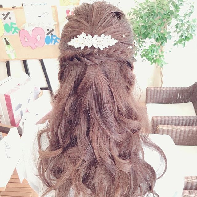 こんばんは(*´?`*)吉川店店長の渡辺です！今日はアレンジスタイルをご紹介しますハーフアップで編み込みをプラスしたアレンジです(о´∀`о)下ろしてる髪を強めに巻いてガーリーさを出しましたお呼ばれにも普段にも使えるアレンジなのでぜひお試しください！#吉川美容室 #吉川駅 #吉川美南 #結婚式アレンジ #ヘアアレンジ #ヘアアレンジ簡単 #ハーフアップ #越谷 #越谷美容室