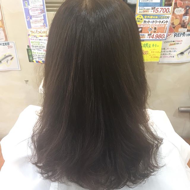 吉川店店長の渡辺です(*´?`*)ツヤツヤパーマスタイルをご紹介！20ミリと23ミリのロッドでカールを作りました！少し強めのカールでスタイリングも楽チン只今キャンペーン中のデジタルパーマ＋カット＋トリートメントのコースメニューおすすめです(o^^o)#吉川美容室 #吉川駅 #吉川美南 #パーマ #デジタルパーマ #40代パーマ #50代パーマ #越谷 #越谷美容室