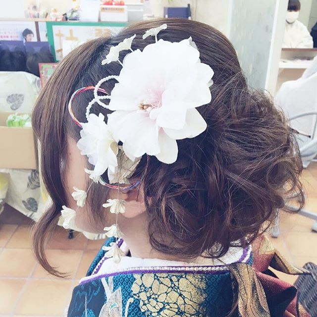 アニモ吉川店店長の渡辺梢です(*´艸`*) 年が明けたら成人式がやってきます スタイリスト藤本がアレンジを担当し、渡辺はメイクと着付けを担当します(*?ω?*人)今年も成人される皆さまの晴れ姿楽しみです(?´ω`?)*?ﾟ*#エヌドット#ナプラ#イルミナカラー#ミルボン#スロウカラー#美容師国家試験#美容師の休日#美容師の卵#美容師求人 #美容師募集 #スタッフ募集 #スタイリスト募集 #アシスタント募集 #ネイリスト募集 #美容好き #東萌ビューティーカレッジ#パリ美 #パリ総合美容専門学校 #埼美 #埼玉理容美容専門学校 #東洋理容美容専門学校 #リクルート #日曜定休#エルジューダ#アイラッシュ#武蔵野線美容室#アーバンパークライン美容室#スカイツリーライン美容室#埼玉美容師 #似合わせ