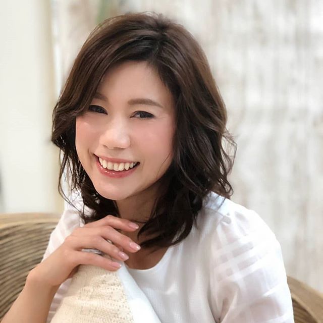 アニモ吉川店店長の渡辺梢です(*^^*)いつものスタイルにプラス️パーマをすることでスタイリングしやすく、より華やかになります(*^O^*) ぜひお試しください！！ #エヌドット#ナプラ#イルミナカラー#ミルボン#スロウカラー#美容師国家試験#美容師の休日#美容師の卵#美容師求人 #美容師募集 #スタッフ募集 #スタイリスト募集 #アシスタント募集 #ネイリスト募集 #美容好き #東萌ビューティーカレッジ#パリ美 #パリ総合美容専門学校 #埼美 #埼玉理容美容専門学校 #東洋理容美容専門学校 #リクルート #日曜定休#エルジューダ#アイラッシュ#武蔵野線美容室#アーバンパークライン美容室#スカイツリーライン美容室#埼玉美容師 #似合わせ