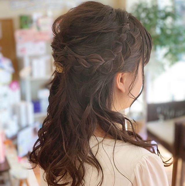 アニモ吉川店店長の渡辺梢です(?･3･) 卒業式のヘアセットのお客様 編み込みハーフアップスタイルです(*?ω?*人)直毛でカールが取れやすい方なのでしっかりめに巻いてあります！！ 卒業式の着付け、ヘアセット、メイク、まだまだご予約受付中です?#エヌドット#ナプラ#イルミナカラー#ミルボン#スロウカラー#美容師国家試験#美容師の休日#美容師の卵#美容師求人 #美容師募集 #スタッフ募集 #スタイリスト募集 #アシスタント募集 #ネイリスト募集 #美容好き #東萌ビューティーカレッジ#パリ美 #パリ総合美容専門学校 #埼美 #埼玉理容美容専門学校 #東洋理容美容専門学校 #リクルート #日曜定休#エルジューダ#アイラッシュ#武蔵野線美容室#アーバンパークライン美容室#スカイツリーライン美容室#埼玉美容師 #似合わせ