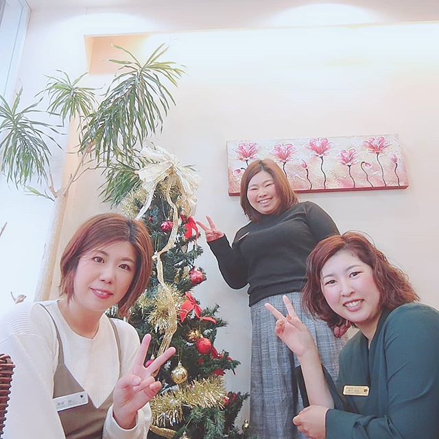 おはようございます今日はクリスマスさりげなくクリスマスカラーを取り入れてます️ 赤、緑、茶色です#アニモ#吉川#美容室#クリスマス