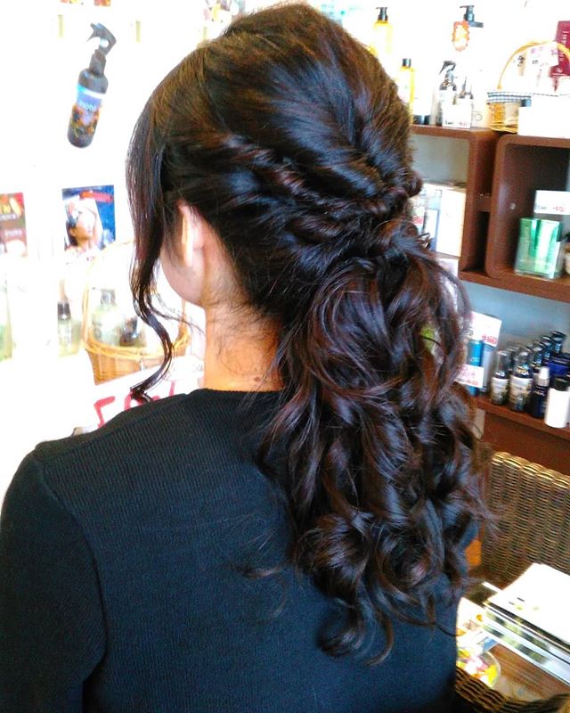 こんばんはもうすぐクリスマスや忘年会、お正月など、いろいろ出掛けることも多いですねぜひ、その前に髪の毛もアレンジしませんか#アニモ#吉川#美容室#アレンジ#着付け#アップ#トレンド#エヌドット#エルジューダ#成人式