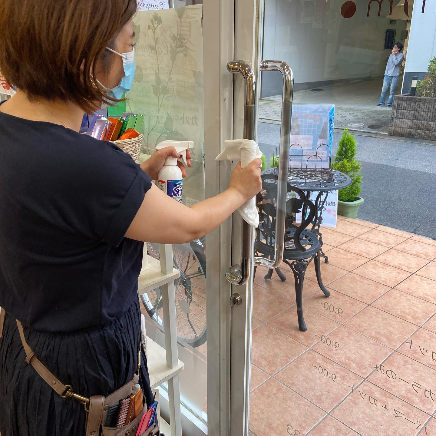 こんにちは山崎です当店では、ドアノブ、お客様の待合室のイス、クッションなどアルコール消毒を徹底して行っております️安心してご来店して下さい🏻‍♀️#ナフ゜ラ#Nト゛ットセラム#Nト゛ットシアミルク #当日こ゛予約OK#ミルホ゛ン#エルシ゛ュータ゛#エルシ゛ュタ゛エマルシ゛ョン#リファストレートアイロン#縮毛矯正  #美容室  #BRP #美容求人 #アシスタント募集 #スタイリスト募集 #アイリスト募集 #美容学生 #サロン見学 #ママさん美容師 #埼玉#蒲生#蒲生美容室#リファアイロン#レア髪