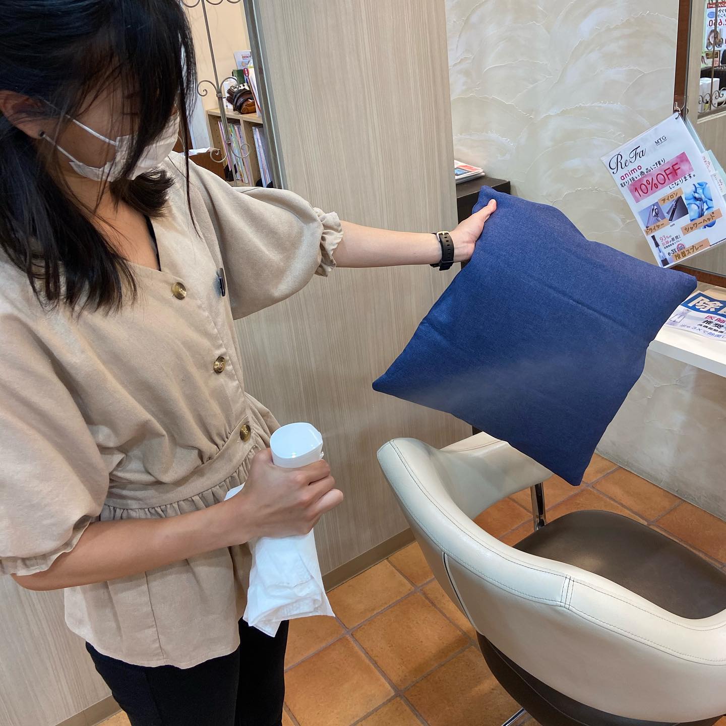 こんにちは。アニモ吉川店　武下です。アニモでは感染対策でe-3Xという除菌スプレーで触れるもの全ての除菌を使うごとに行っています。また使い切りタイプのタオルを使用し、お客様に安心してご利用頂けるよう衛生面に気をつけて営業しております！梅雨のまとまりにくいこの時期、是非ご来店お待ちしております！！