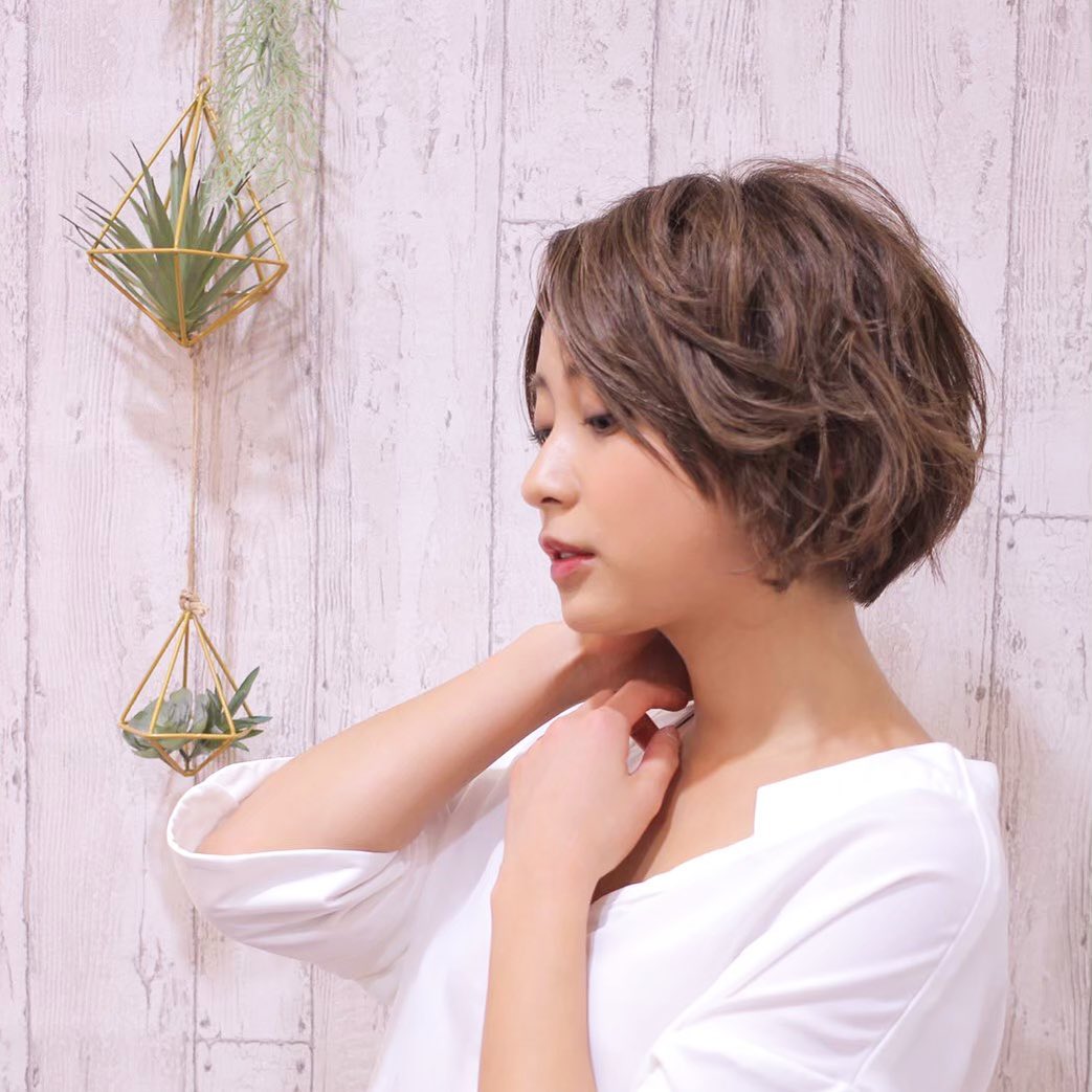 こんにちは袴田ですどんより雨が続きますが、アニモは元気に営業してます🏼ボブにゆるめのパーマスタイルで湿気に負けないスタイルにパーマ+カット+バブルトリートメント10340スタイリングは#N.#スタイリングセラム#ポリッシュオイルを混ぜて使用しました #ナフ゜ラ#Nト゛ットセラム#Nト゛ットシアミルク #当日こ゛予約OK#ミルホ゛ン#エルシ゛ュータ゛#エルシ゛ュタ゛エマルシ゛ョン#リファストレートアイロン#縮毛矯正  #美容室  #BRP #美容求人 #アシスタント募集 #スタイリスト募集 #アイリスト募集 #美容学生 #サロン見学 #ママさん美容師 #埼玉#吉川#吉川美容室#リファアイロン#レア髪#ボブ#ニュアンスパーマ