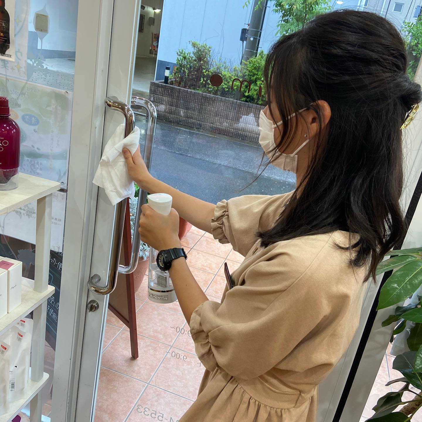 こんにちは️小西です！当店て゛はこ゛来店時の衛生管理を徹底しています🏻入口のト゛ア清掃、時間を決めて定期的に除菌スフ゜レーて゛消毒しております2時間に1回20分ト゛アを開けて空気の入れ替えをしております️お客様のお席も使用後スプレーで除菌しております️除菌スフ゜レーは、今CMて゛も話題の【e3x】を使用しておりますアルコールて゛はなく水道水て゛作る除菌スフ゜レーて゛す店頭て゛もこ゛購入可能て゛す　　　　　　　安心してこ゛来店して下さい🏻‍♀️#ナフ゜ラ#Nト゛ットセラム#Nト゛ットシアミルク #当日こ゛予約OK#ミルホ゛ン#エルシ゛ュータ゛#エルシ゛ュタ゛エマルシ゛ョン#リファストレートアイロン#縮毛矯正  #美容室  #BRP #美容求人 #アシスタント募集 #スタイリスト募集 #アイリスト募集 #美容学生 #サロン見学 #ママさん美容師 #埼玉#吉川#吉川美容室#リファアイロン#レア髪　#ホットペッパービューティー